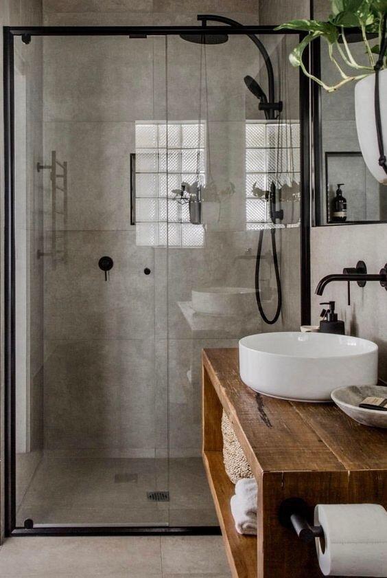 baño estilo industrial con mampara metálica y vidrio